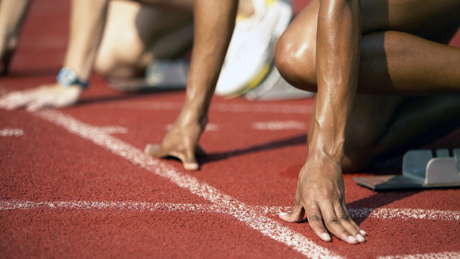 国际铁人三项大奖赛炎热天气下鏖战，国际铁人三项标准距离